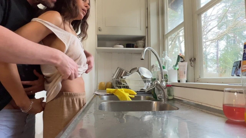 LoveAndRopes: Esposa com tesão é fodida na cozinha enquanto lava a louça