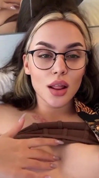 Une brune sexy montre comment sucer des bites et se fait éjaculer sur le visage