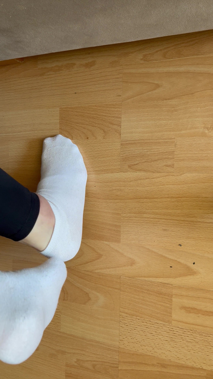 Feet: 白色袜子