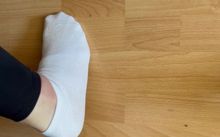 Feet: 흰색 양말
