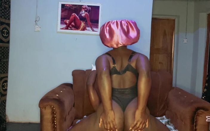 Nastyblackmama: 의붓아빠에게 핫한 오럴을 주고 부모가 휴가를 보내는 동안 사정할 때까지 타는 음란한 의붓여동생