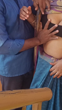 dhokhebaaj grihini sidhiyon men romans karti hai