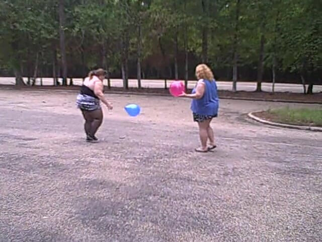 BBW nurse Vicki adventures with friends: Gordinhas garotas jogam bola de voleio com balões