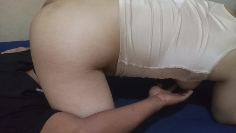 Angelina Pop: Lamiendo el coño de Stepaunt alegremente hasta que dices poner...