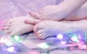 Arya Grander: Glitter voetfetisj fantasieën close-up langzaam ontspannen video van voetenplezier 4k mooie...