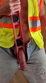 Un bricoleur à grosse bite, éjaculation