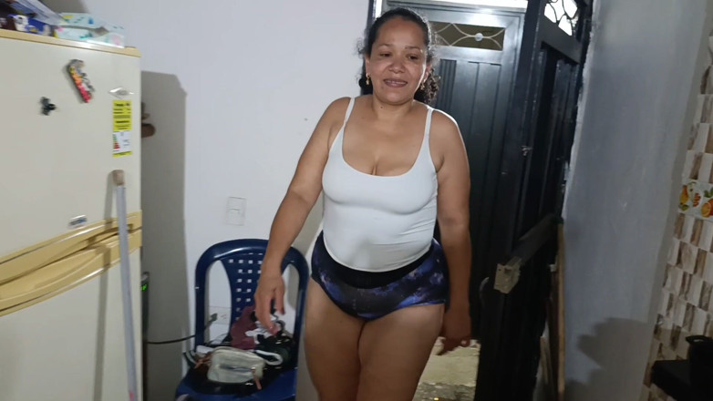 Milf caliente: My Stepmother Took a Break From the Gym, I Couldn't...
