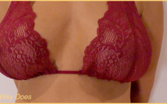 Wifey Does: Wifey nosi seksowną czerwoną bieliznę z doskonałymi piersiami