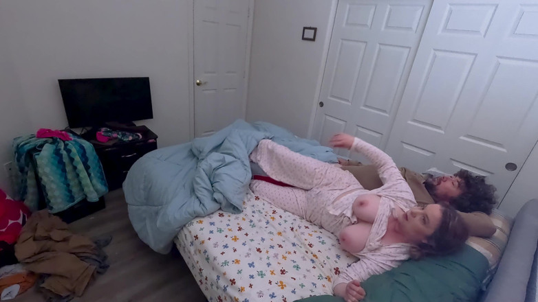 Erin Electra: 의붓아들과 침대를 공유하는 맨 아래 의붓여친