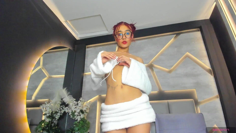 Lia Wood: Meisje met bril en haar van Colro danst en wordt...