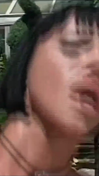 A questa miLF piace prendere un giovane cazzo proprio nel culo sotto il sole