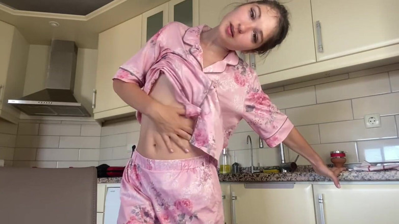 SexyMissMe: Palcówka i kobiecy wytrysk w kuchni