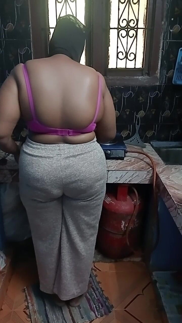 Tamil lesbian: Příprava na vaření s nahou