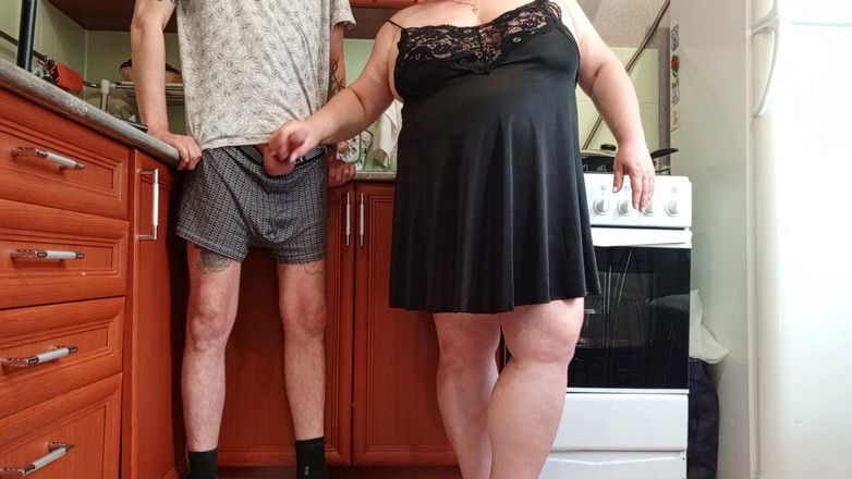 Zona901: 점심 식사 전, 내 새엄마가 내 자지를 사정으로 따먹어