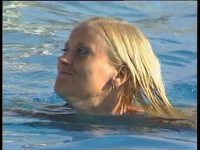 French X: Blond meisje zuigt een enorme lul naar een cumshot tieten...
