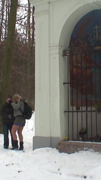 Un vieux baise samantha jolie la bombasse à forte poitrine dans la nature