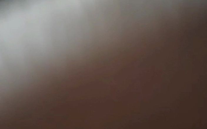 Lubina45: Un homme explore ses propres désirs dans la solitude.