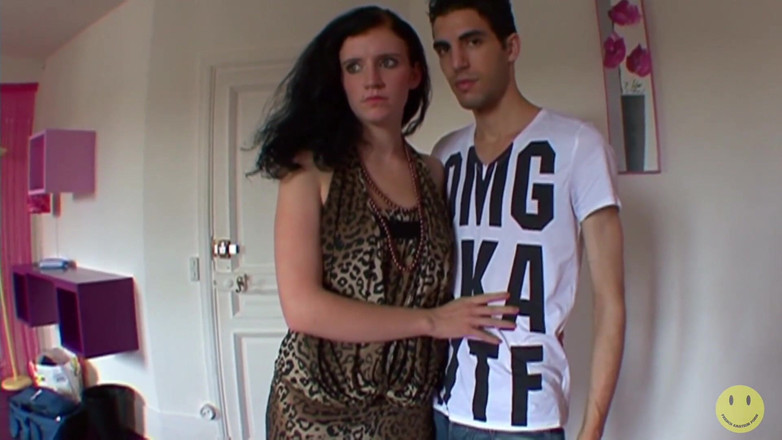 French Amateur Porn: かなりアマチュアの十代が彼女のお尻積によって大きなディック