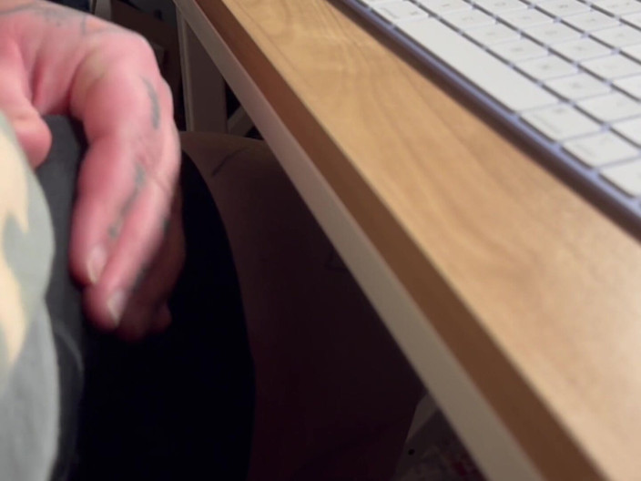 SoftBakedAfterDark: Asmr se dotýkám sama sebe a hrbení (v práci)