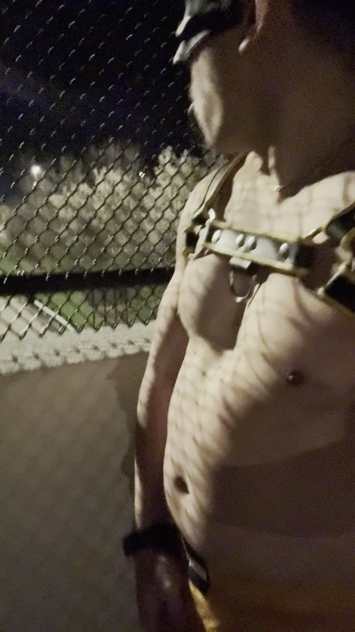 barenakedboy: Taquinage musclé de minuit : un mec asiatique fléchit son cul...