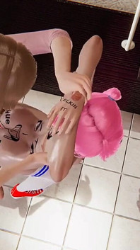 Yaoi - iki kadın umumi tuvalette sikişiyor