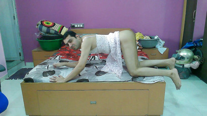 Cute & Nude Crossdresser: Roztomilá sissy crossdresser sweet lízátko v růžové princezně nighty.