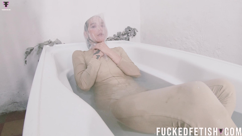 Fucked fetish: Sattira dolu çaresiz çanta ve su küveti komik yüzler