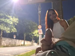 ¡Arriesgada masturbándose en la parada de autobús junto al hermoso extraño!