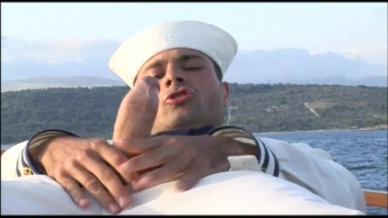 Diamond Pictures (Official): Il giovane orso burly si accarezza il suo cazzo mostruoso...