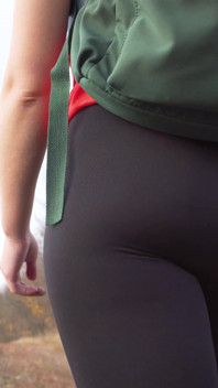 MILF v černých punčochách chodí a škádlí její pěkný zadek