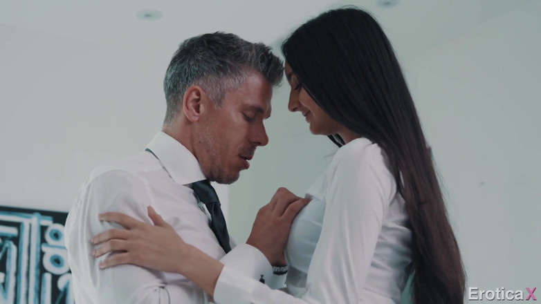 Erotica X: セクシーなラティーナエリザIbarra情熱的な事件と上司 - Eroticax