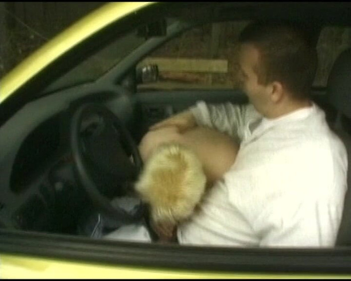 Deutsche Damen: Пухла німецька мамка отримала пестощі пальцями пизди та лизання в машині