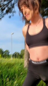 Pembasahan berganda semasa sukan!! Tranny Berjoging Di Tempat Awam Penuh Dengan Kencing!