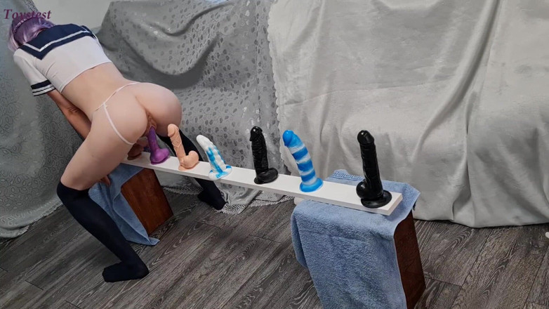 Toystest: Hubená holka jezdí na všech jejích dildách od malých po...