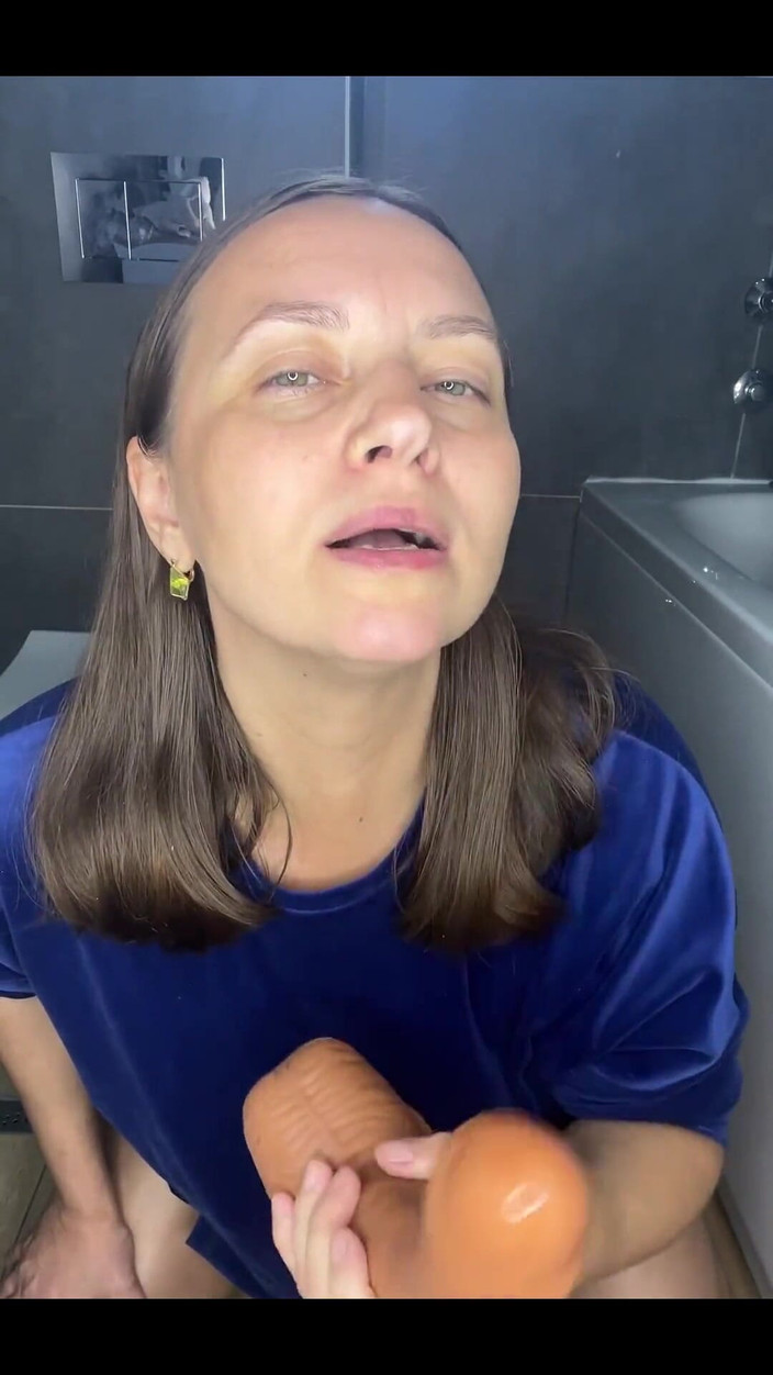 Crypto Mommy: Bb, Kamu Suka Nonton Petualangan di Toilet Wanita?