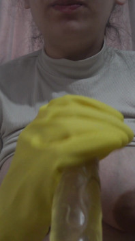 노란색 접시 장갑을 끼고 자위하는 임신한 마누라