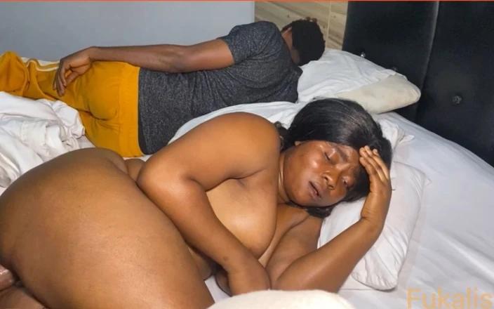 Fukalistik: Podvádějící žena v domácnosti paní Angela přistižena při záludné šukání na posteli...