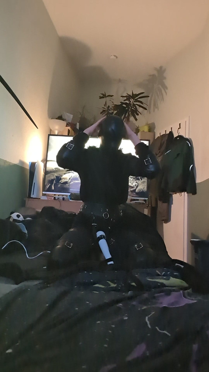 AJ_the_catgirl: Petsuit Wiht Hood Weile Vibed Selfbondage