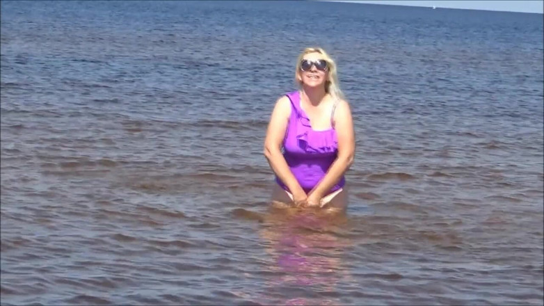 RedRoseRus: Mama vitregă în costum de baie umed