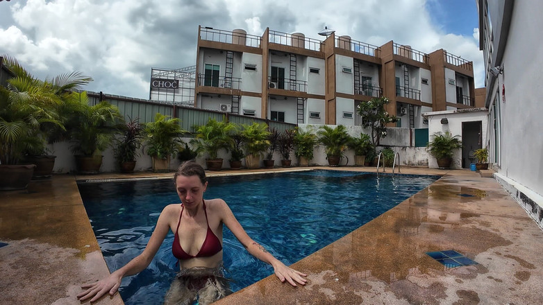 SkinnyWithAHugeDick: Sfw joacă despre în piscina noastră