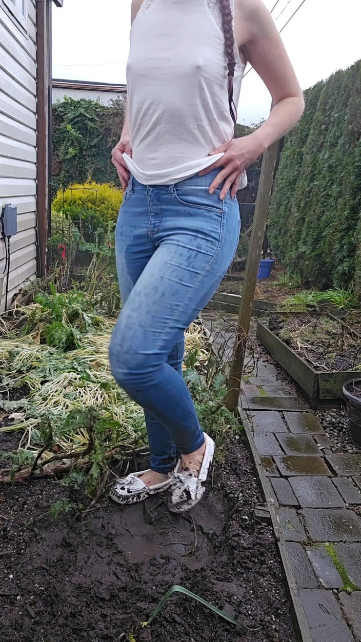 Nerdy_faery: Des mocs blancs boueux et un jean font pipi