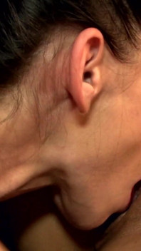 Lesbiene sexy care se excită la duș și se fut