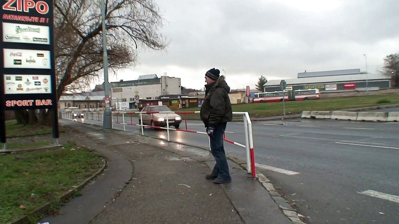 Watersports Media: Une brune baise avec un vieux à côté d'une voie ferrée