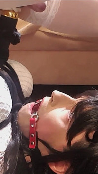 Travesti bağlı, bu yüzden kendi ağzına boşalmak zorunda