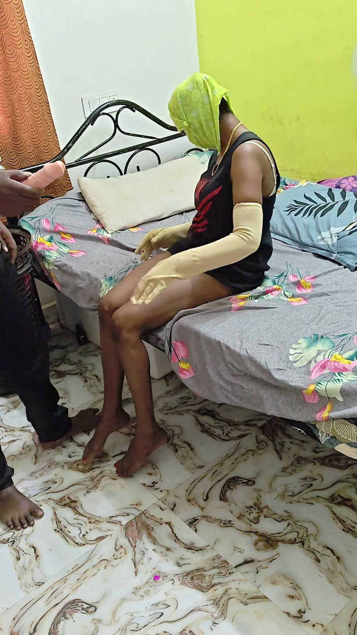 Thesana: Poslíček nečekaně ošuká osamělou dívku