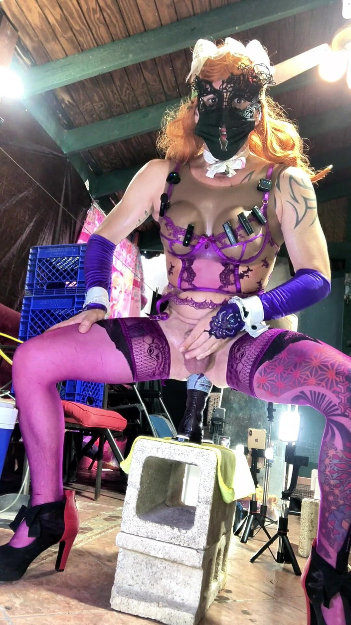 Benito414: 紫色のランジェリー姿のセクシーなシーメールが彼の尻にボトルを挿入している