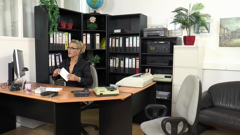 Deutschland Porno X: 금발 밀프 이중 삽입 사무실 섹스 페스트