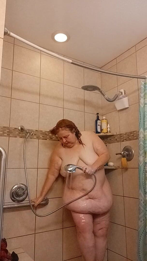 BBW nurse Vicki adventures with friends: すべての汗まみれの看護師ヴィッキーはシャワーを必要としています