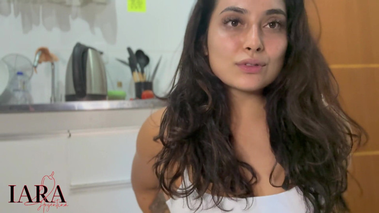 Iara Sanchez: เพื่อนบ้านบราซิลคนใหม่ของคุณกำลังทำอาหารพร้อมปลั๊กตูด (JOI ภาษาโปรตุเกส)