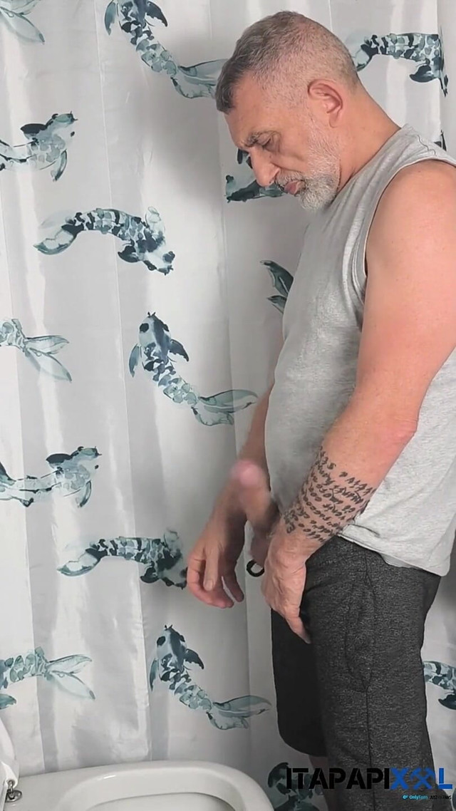 Mature Hung Daddy Pissing an Bating in Bathroom (ItaPapiXXL)